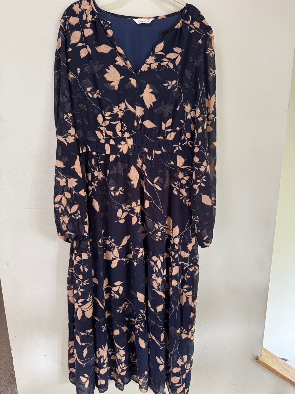 Simplee Navy & Beige Floral V-Neck Midi Dress